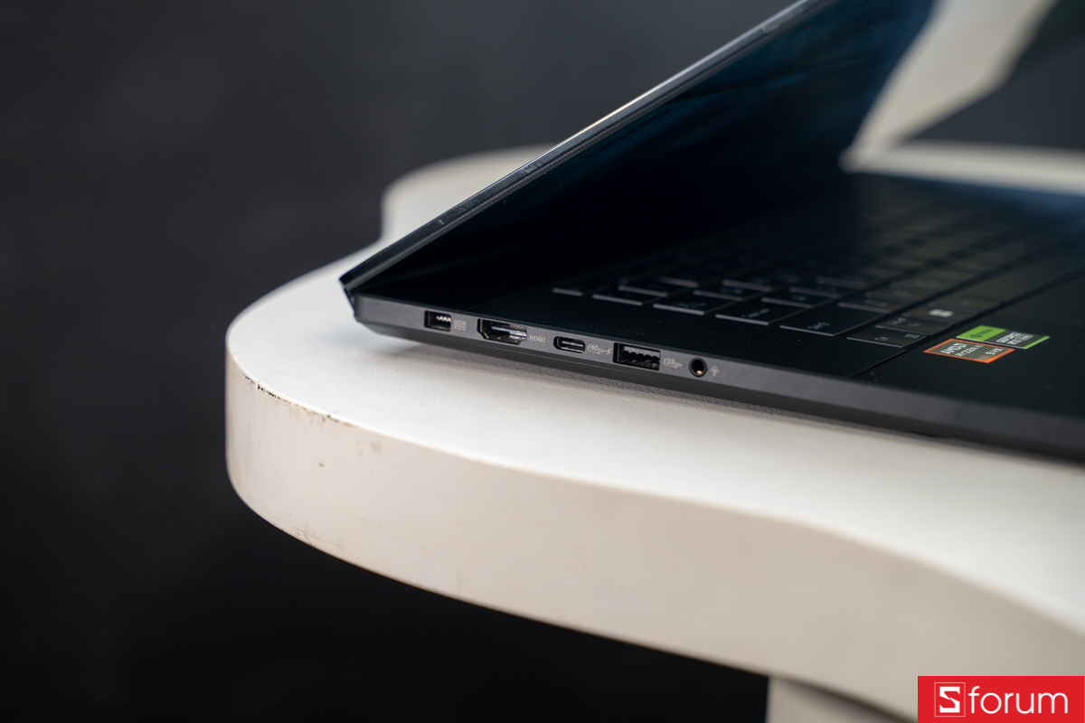 Cạnh trái của ASUS ProArt P16