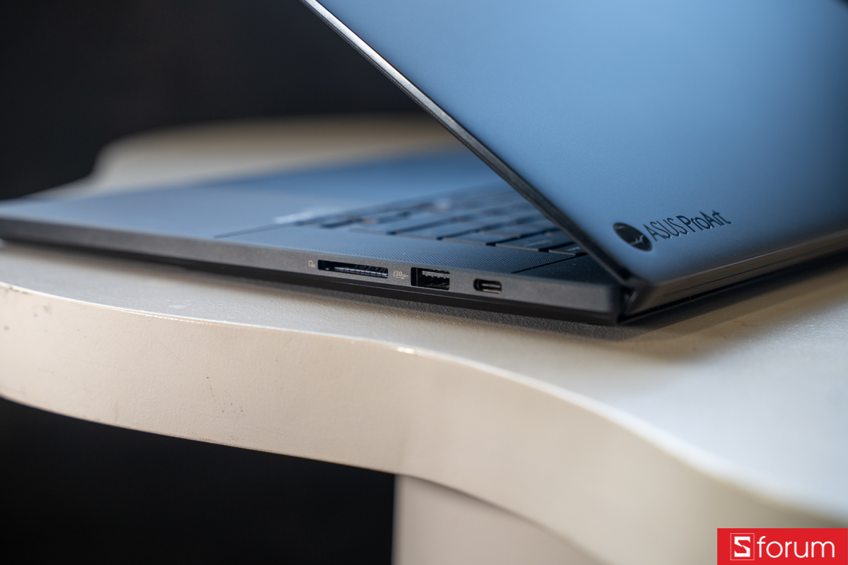 Cạnh phải của ASUS ProArt P16