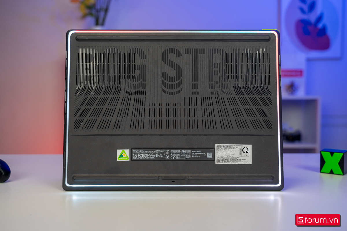 Mặt đáy ASUS ROG Strix G815