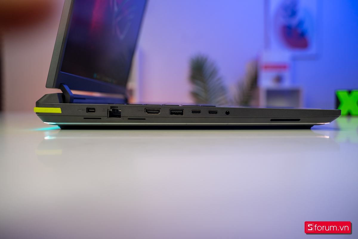 Độ dày của ASUS ROG Strix G815