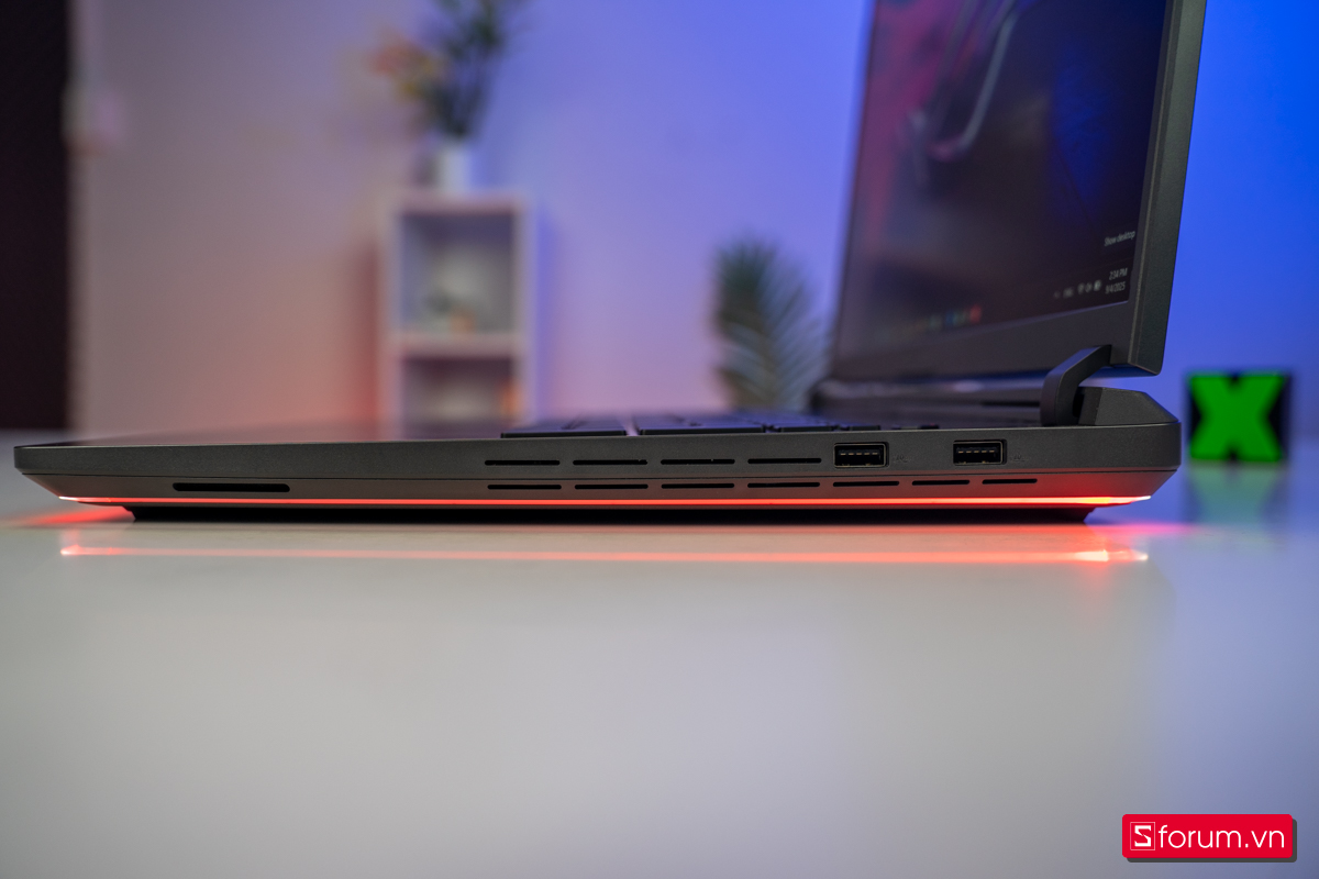 Cạnh trái ASUS ROG Strix G815