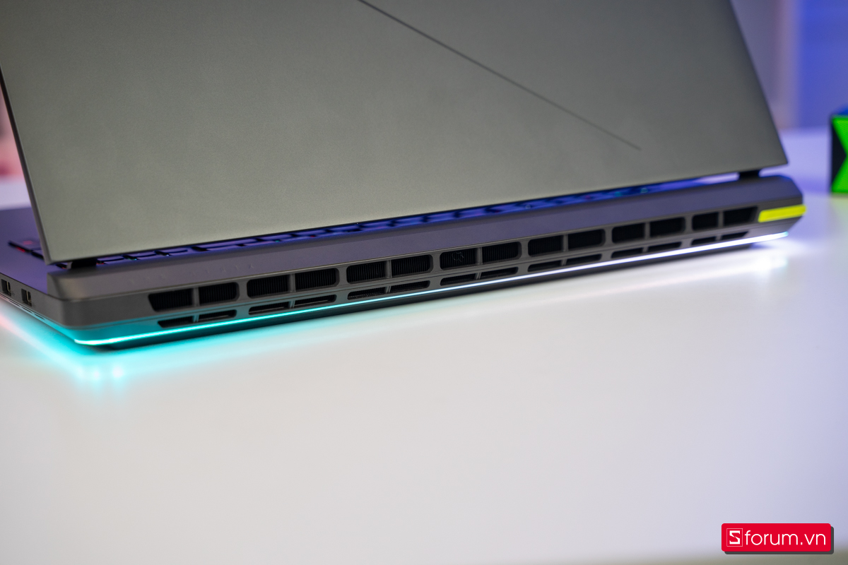 Cạnh sau ASUS ROG Strix G815