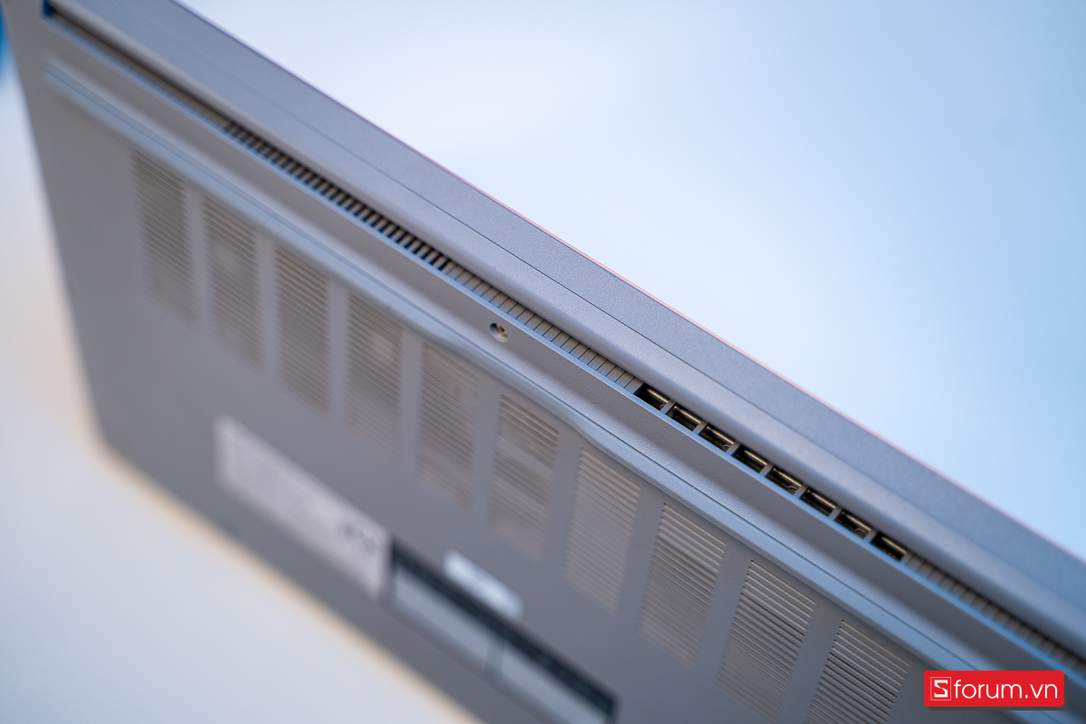 Cạnh máy ASUS Vivobook 15