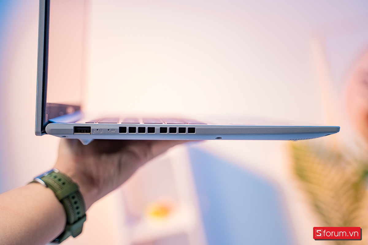 Cạnh trái máy ASUS Vivobook 15