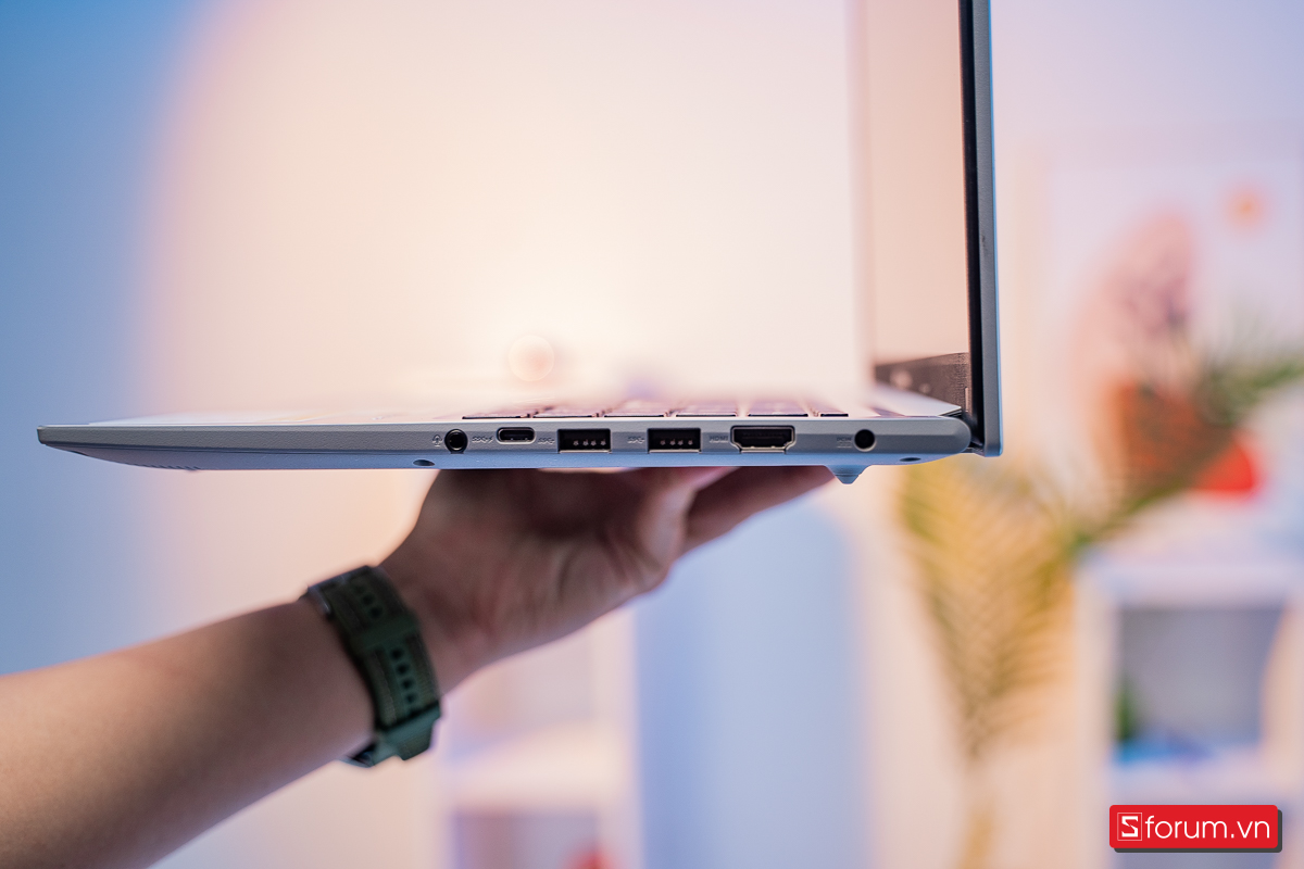 Cạnh phải máy ASUS Vivobook 15