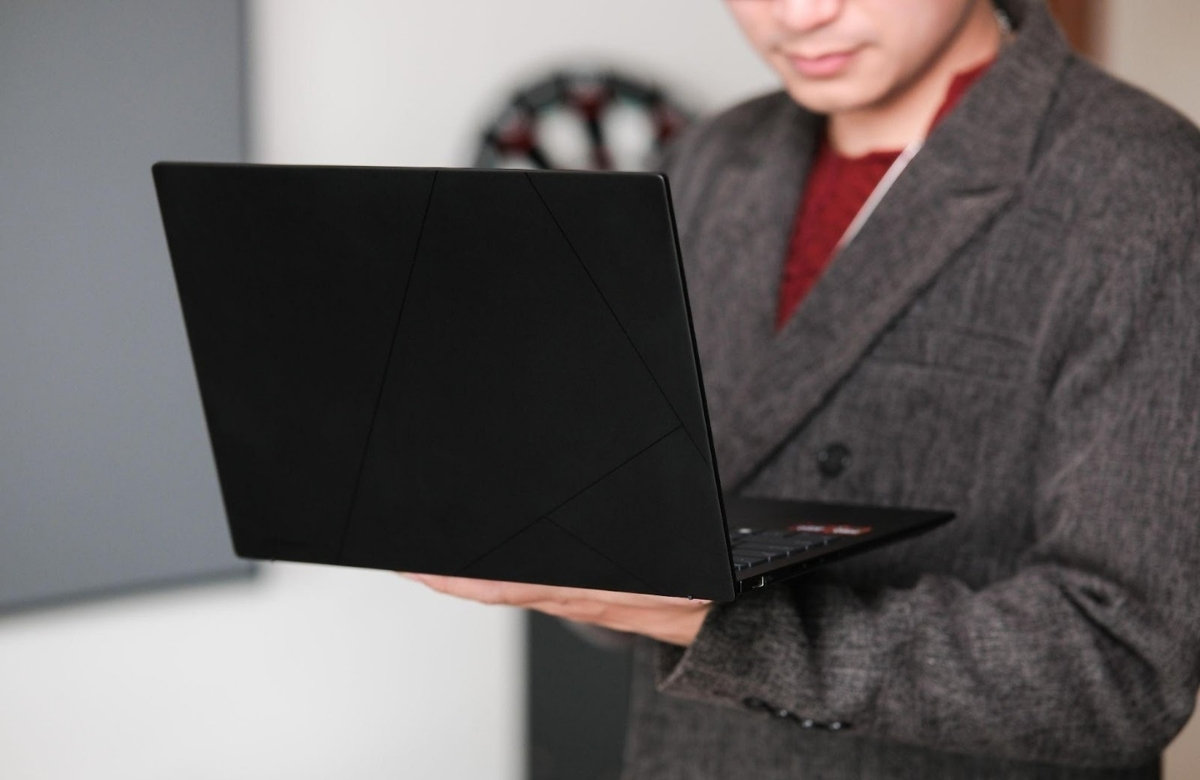 ASUS Zenbook 14 (UM3406GA) là laptop gì?