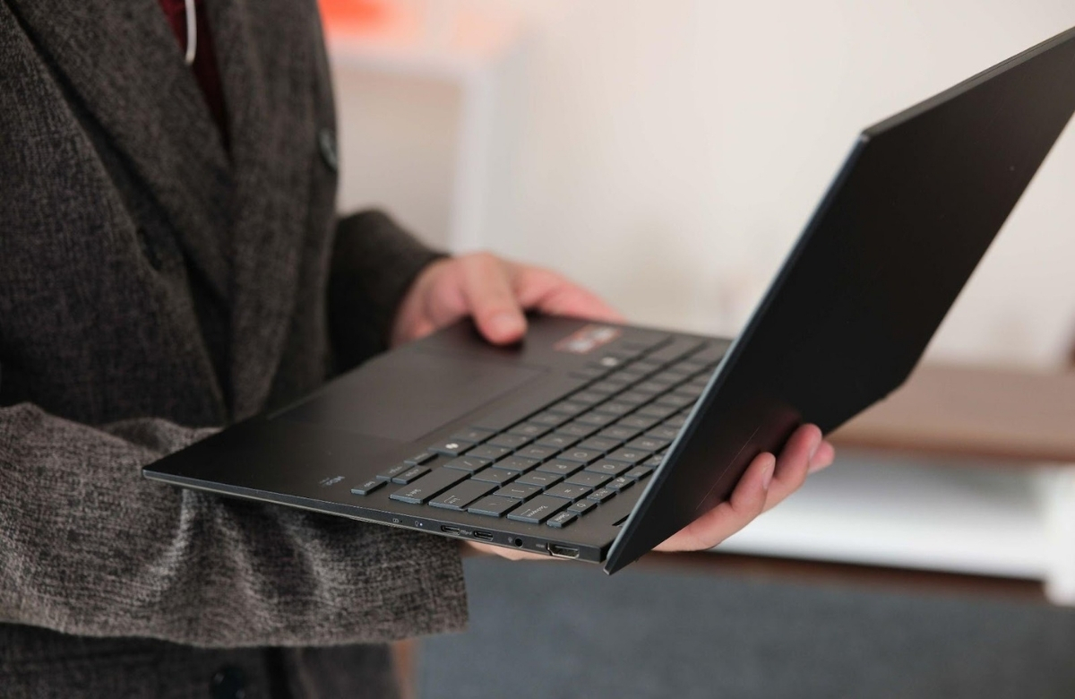 ASUS Zenbook 14 (UM3406GA) có mỏng nhẹ không?