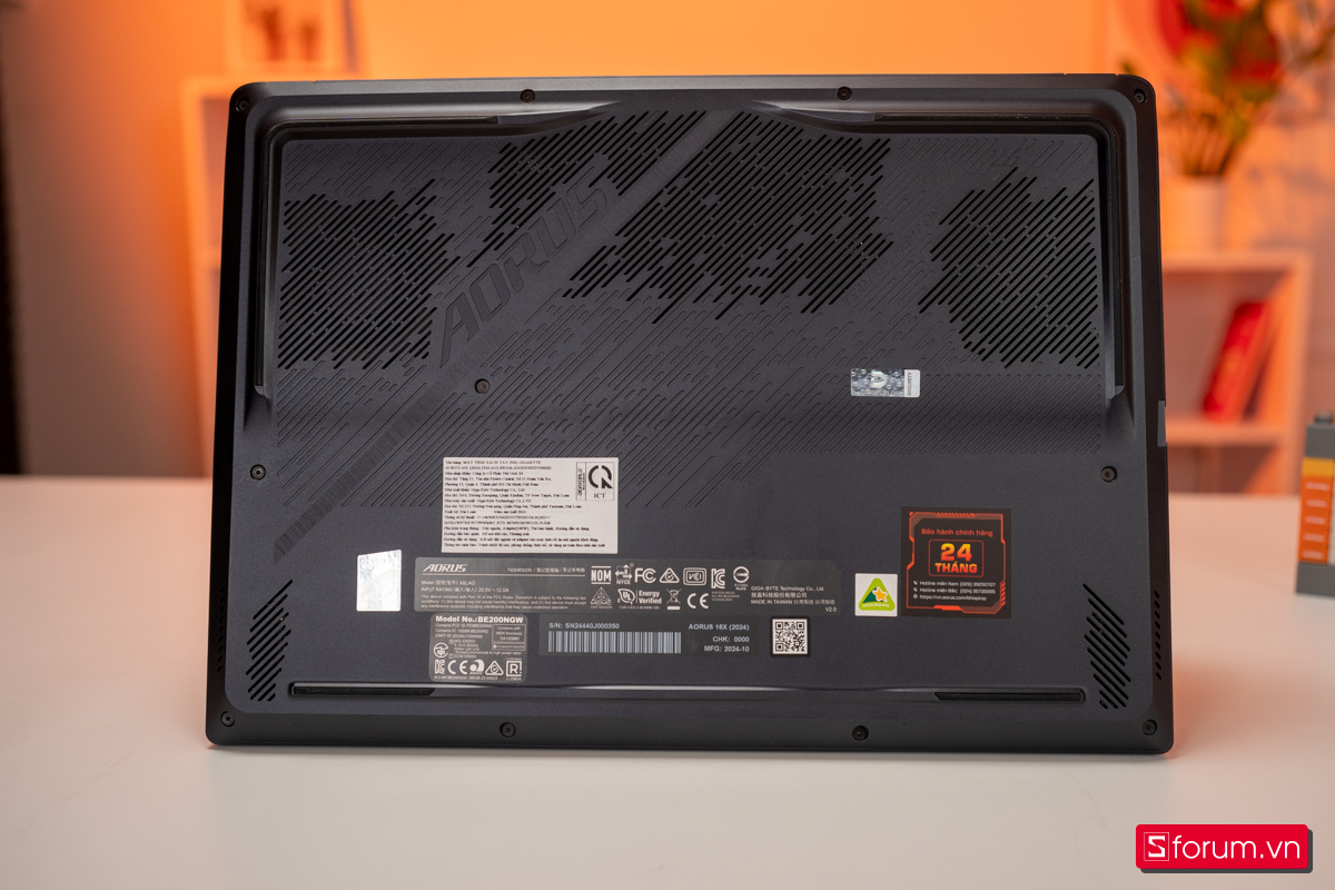 Mặt đáy Gigabyte AORUS 16X