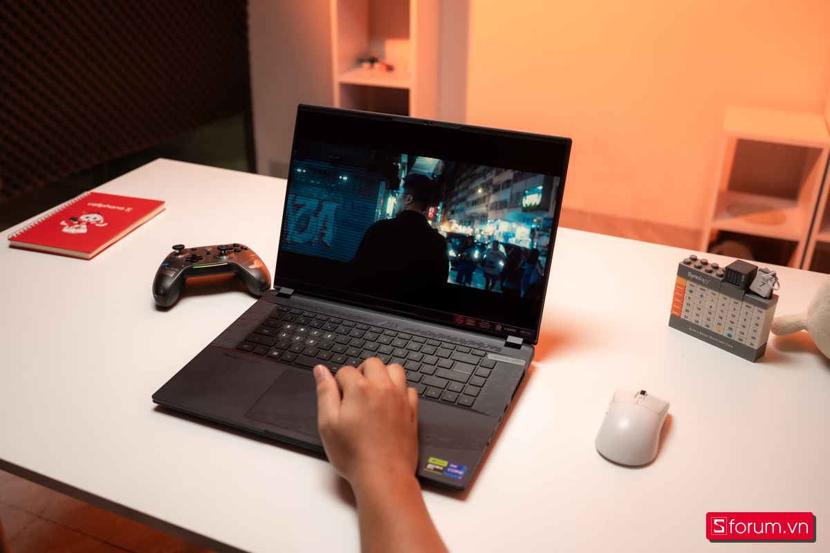 Nghe nhạc trên Gigabyte AORUS 16X