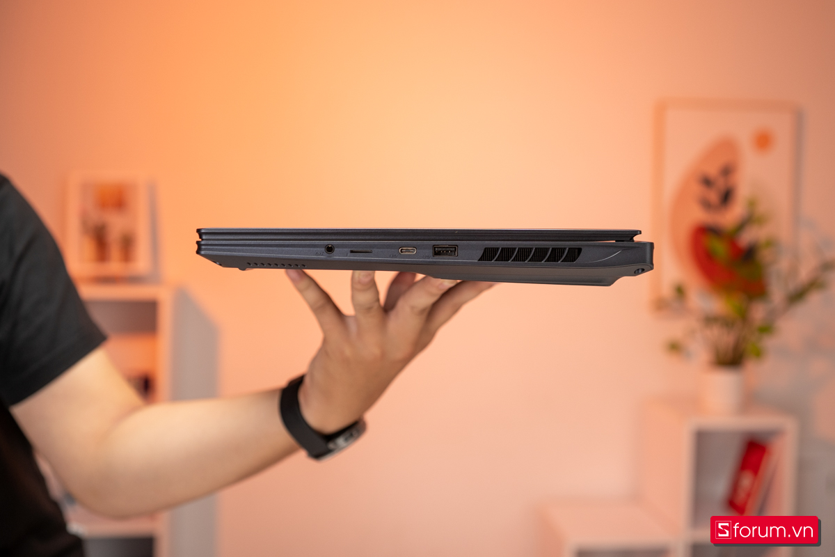Cạnh phải Gigabyte AORUS 16X