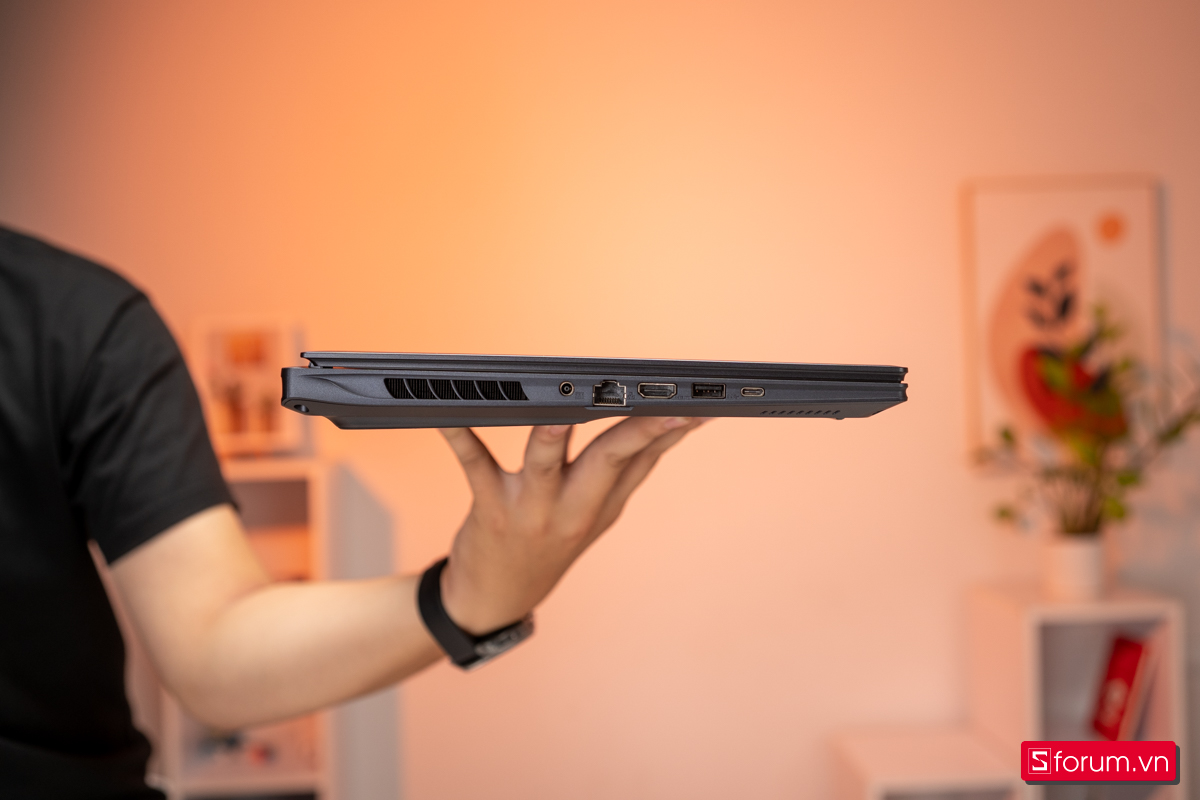 Cạnh trái Gigabyte AORUS 16X