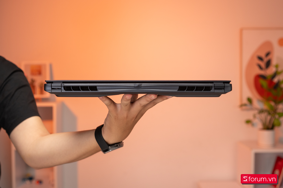 Cạnh sau Gigabyte AORUS 16X