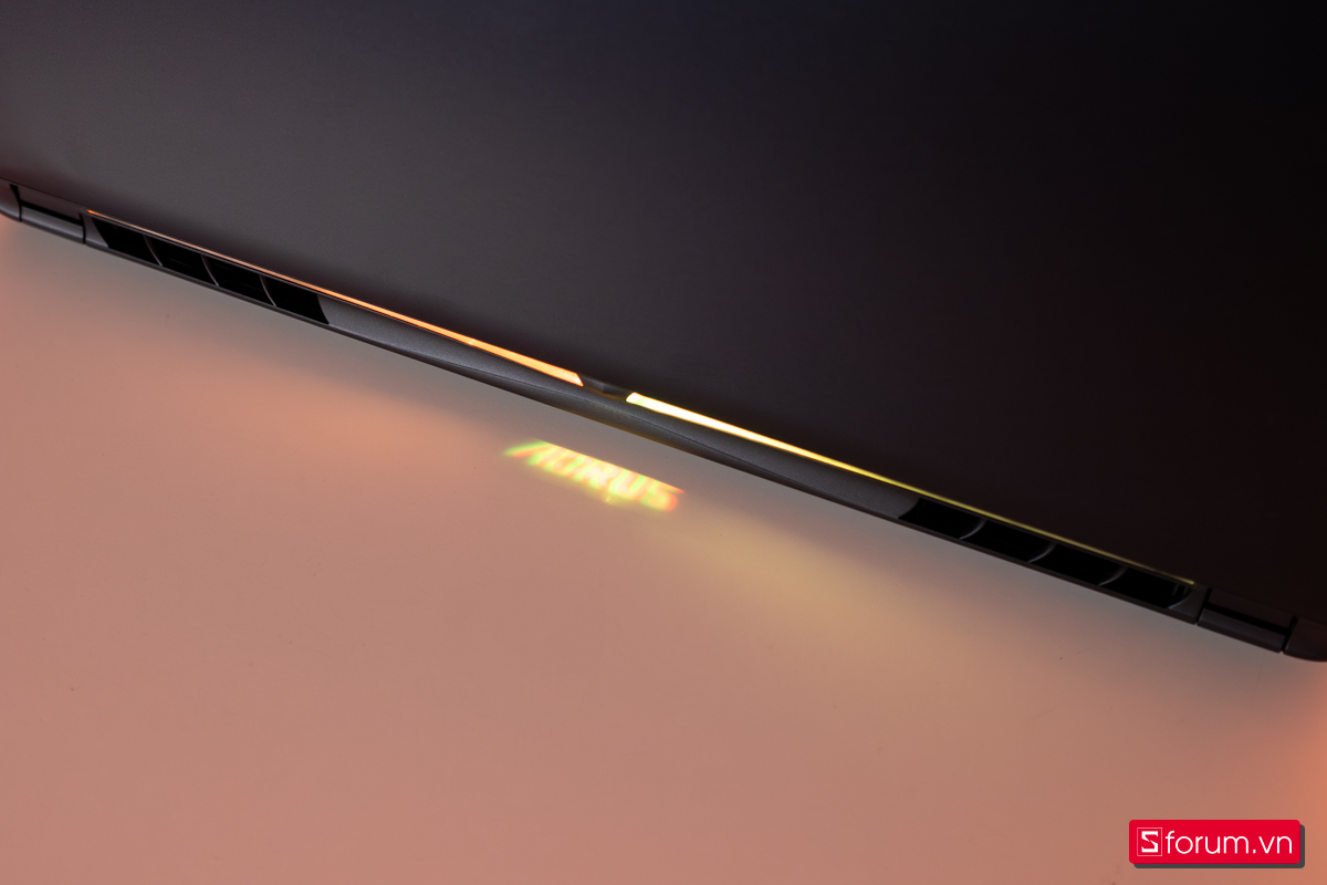 Logo AORUS chiếu xuống mặt bàn Gigabyte AORUS 16X