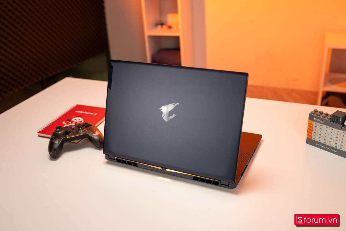 Mặt lưng Gigabyte AORUS 16X