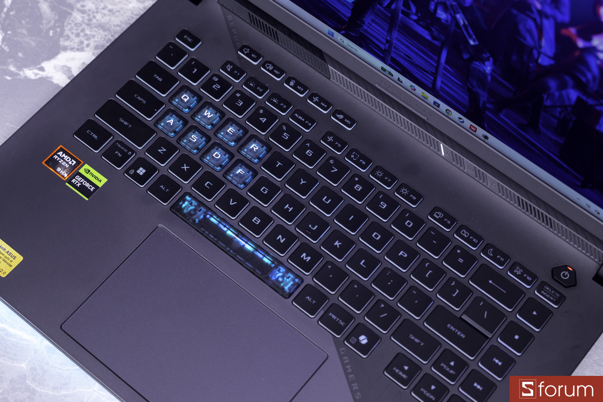 Bàn phím và touchpad trên ASUS ROG Strix G16 G614PM