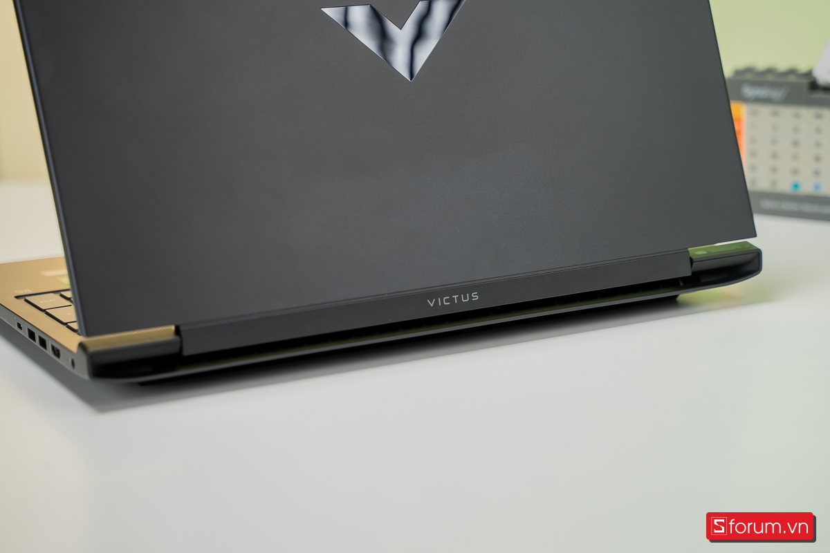 Cạnh sau HP Victus 16