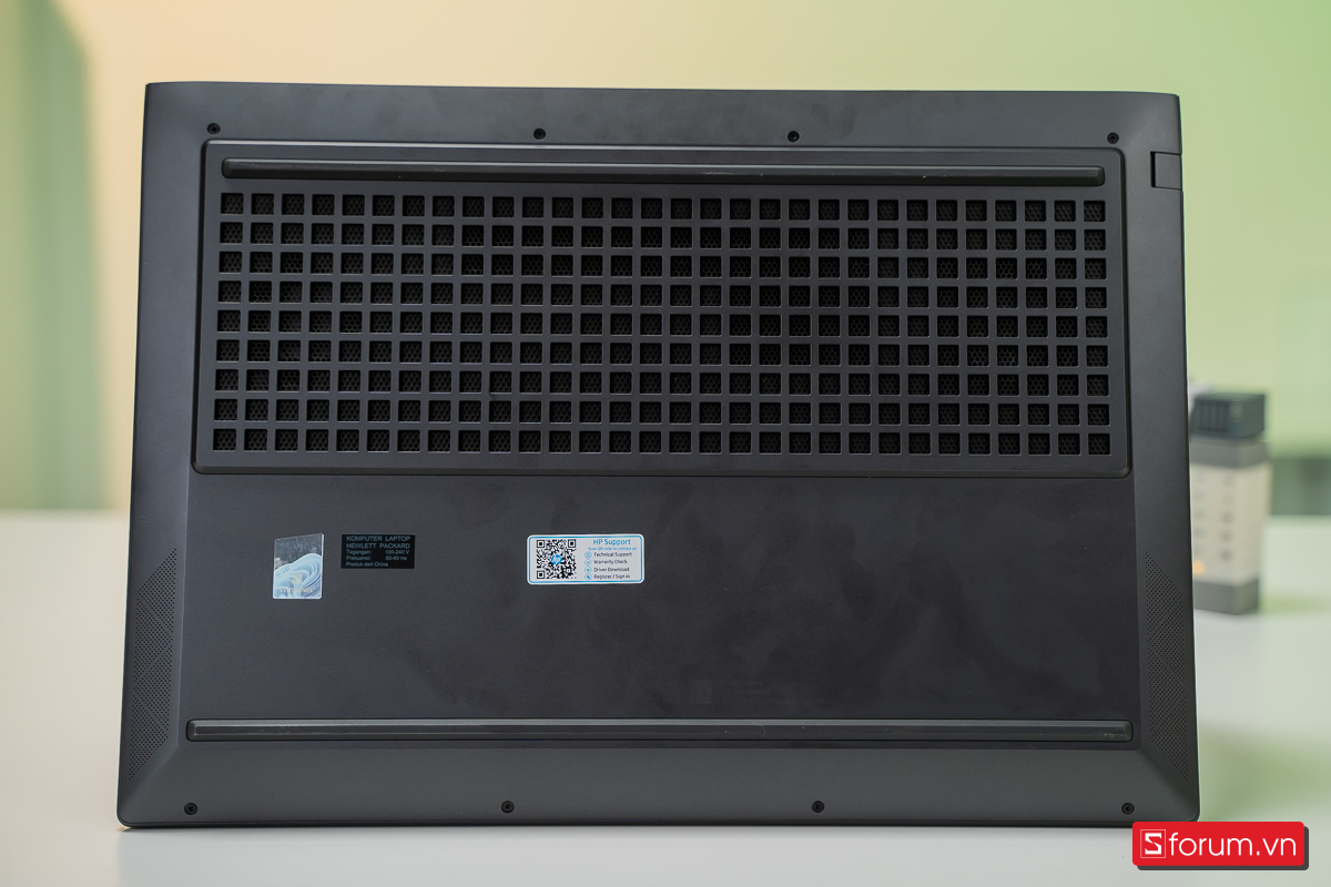 Mặt đáy HP Victus 16