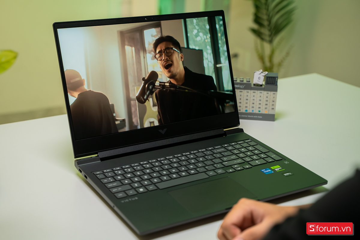 Nghe nhạc trên HP Victus 16
