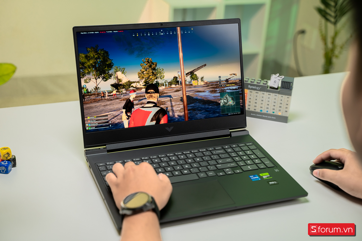 Chơi game trên HP Victus 16