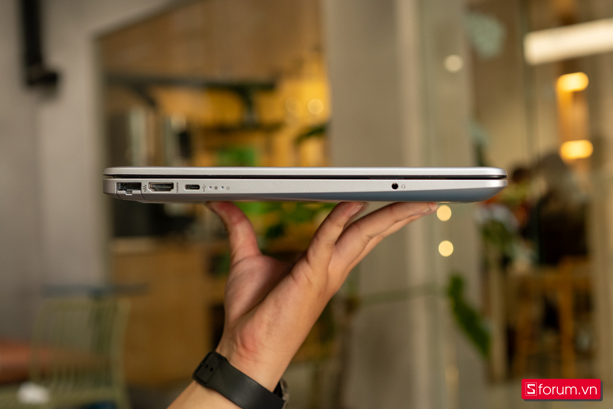 Cạnh trái HP 250 G9