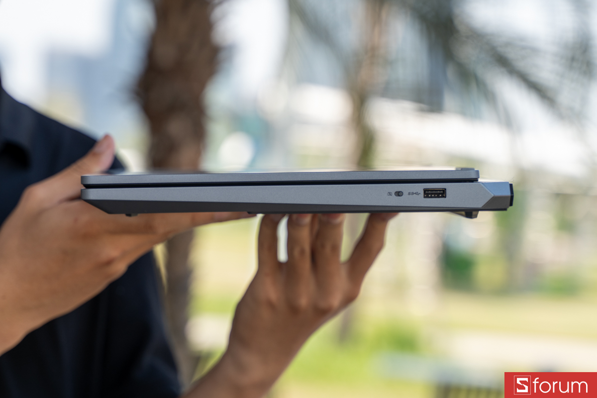 Cạnh phải Lenovo LOQ 15IRX11