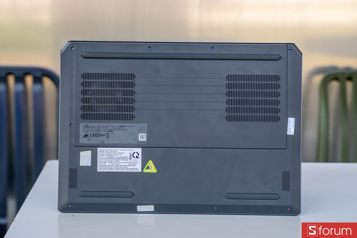 Mặt đáy trên Lenovo LOQ 15IRX11