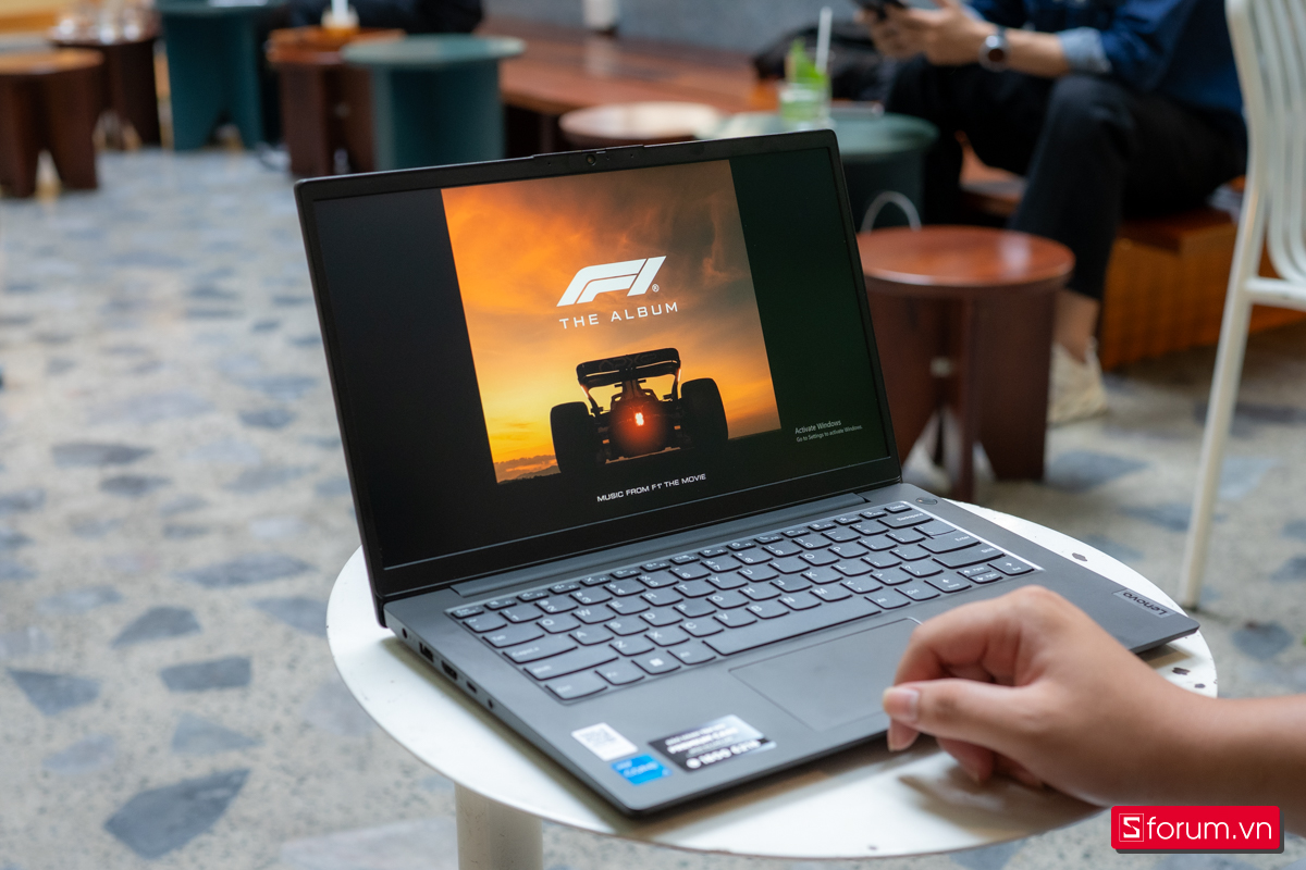 Nghe nhạc trên Lenovo V14 G4