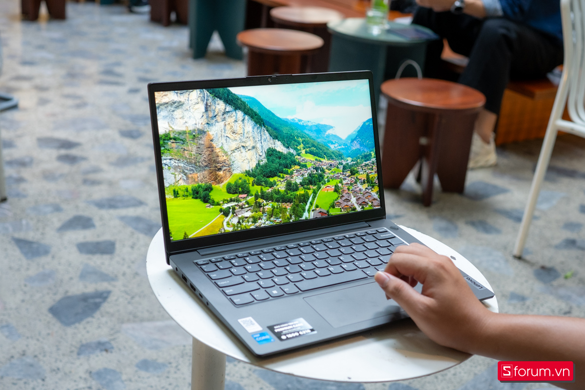 Mở máy Lenovo V14 G4