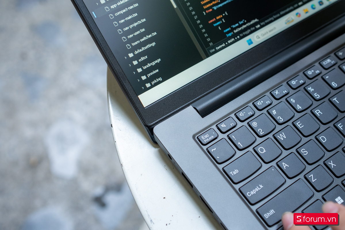 Góc bản lề Lenovo V14 G4