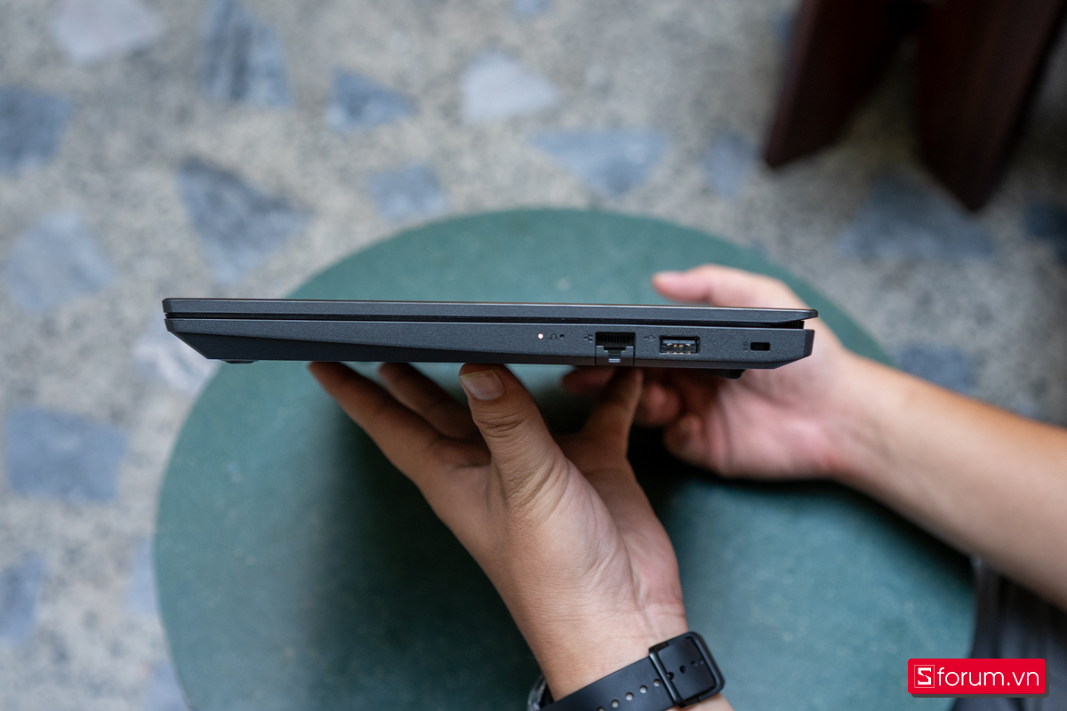 Cạnh phải Lenovo V14 G4