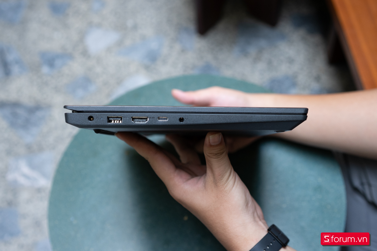 Cạnh trái Lenovo V14 G4