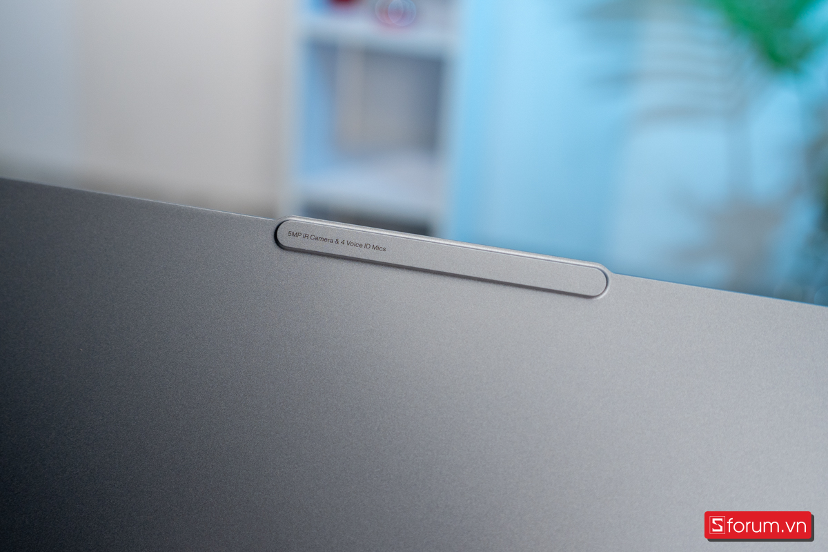 Cạnh trên Lenovo YOGA Slim 7 2025