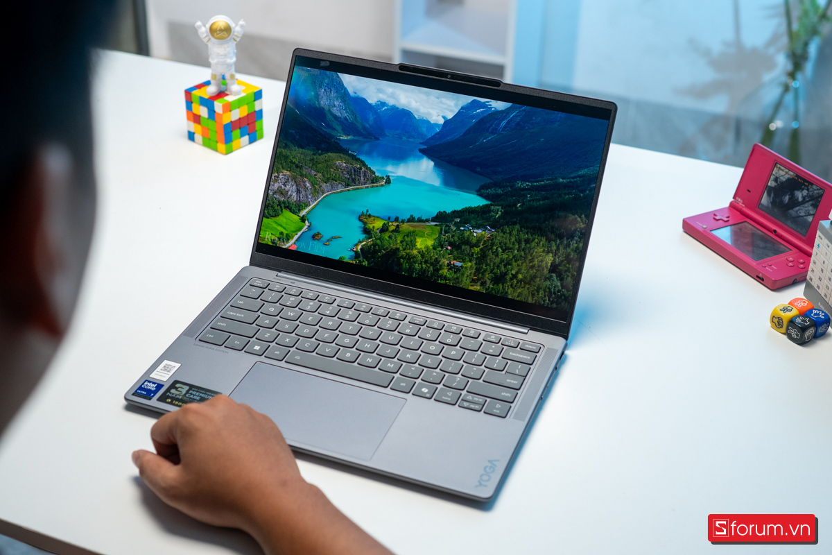Màn hình Lenovo YOGA Slim 7 2025
