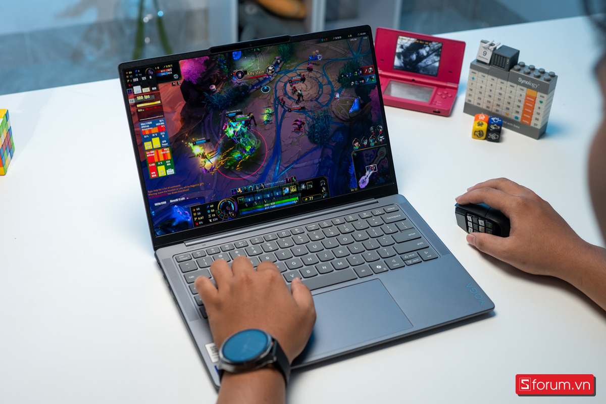 Màn hình Lenovo YOGA Slim 7 2025