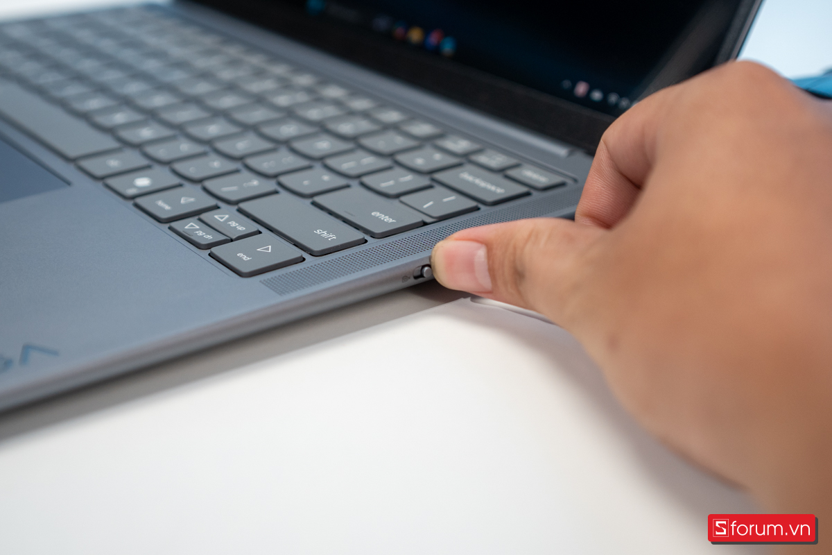 Cạnh phải Lenovo YOGA Slim 7 2025