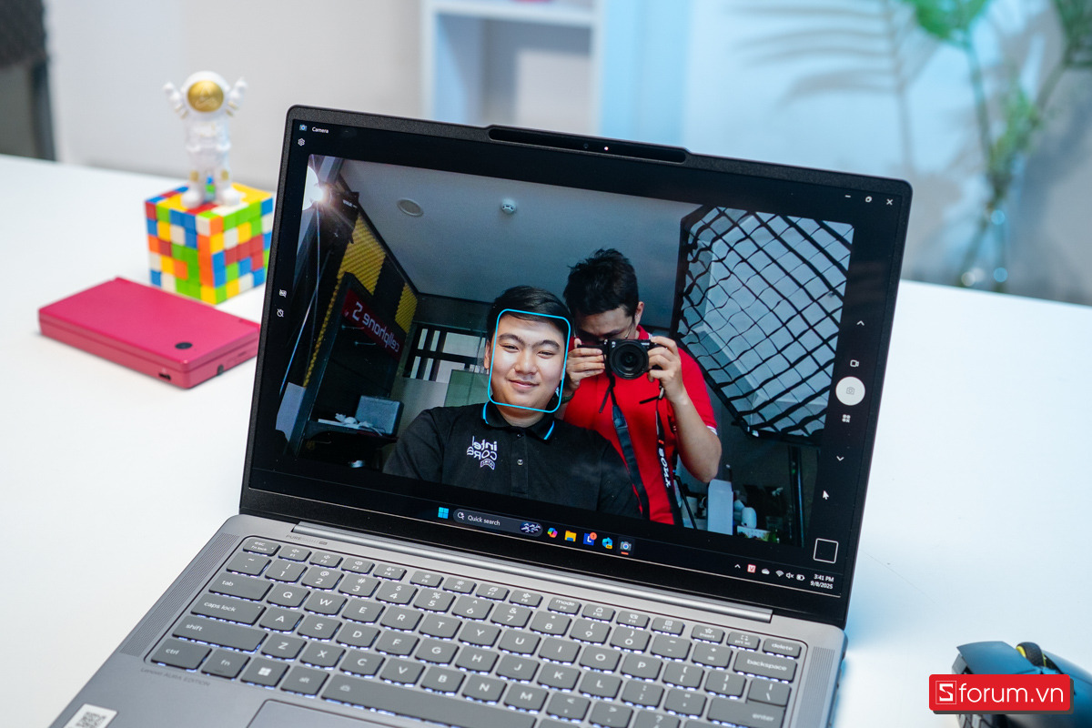 Camera trên Lenovo YOGA Slim 7 2025