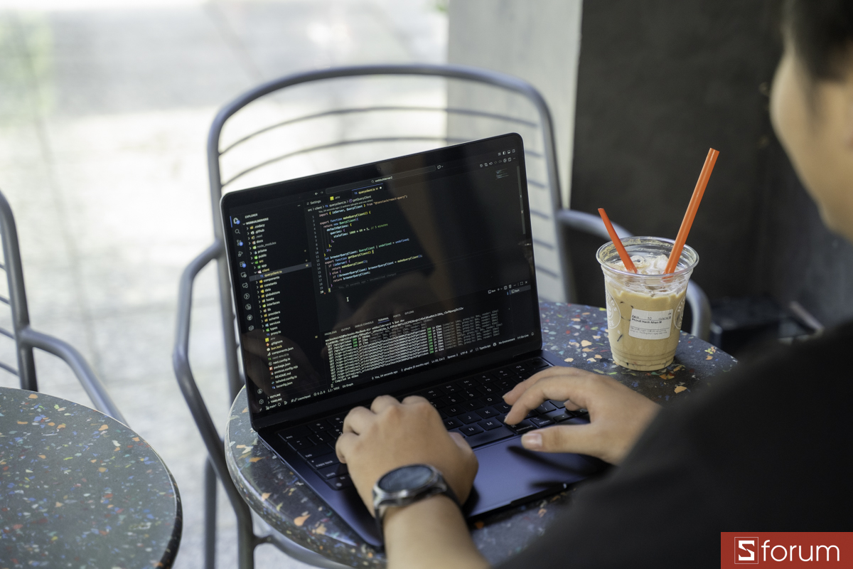 Làm việc trên MacBook Air M2