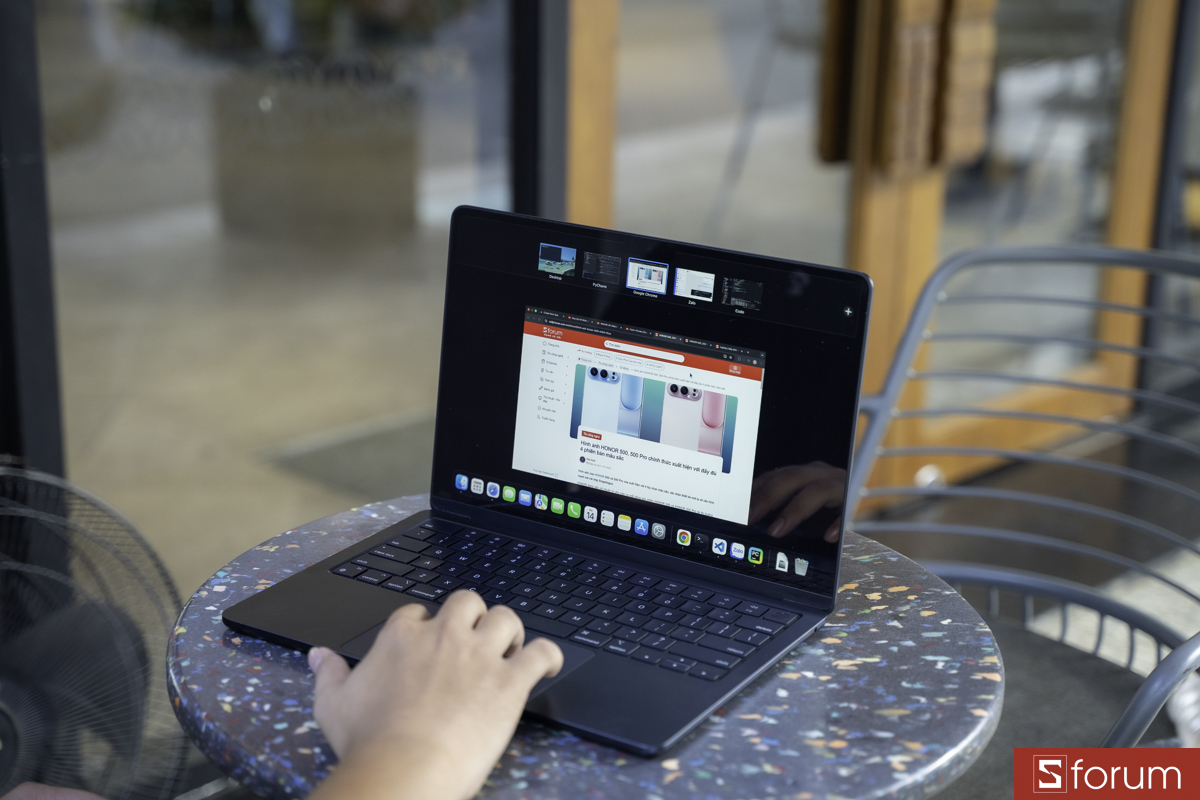 Vuốt đa nhiệm trên MacBook Air M2