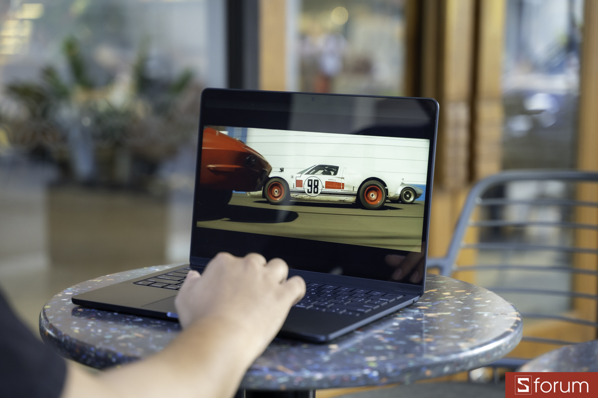 Hình ảnh tái tạo sắc nét trên MacBook Air M2