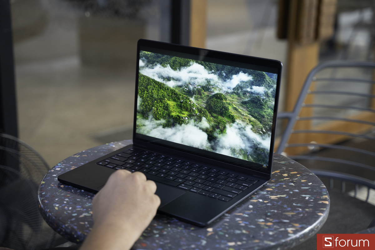 Màu sắc hiện lên sống động trên MacBook Air M2