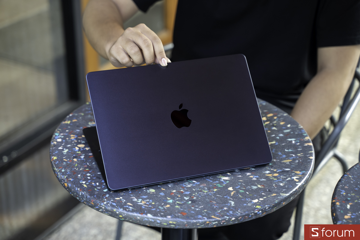 Lớp vỏ kim loại nguyên khối của MacBook Air M2