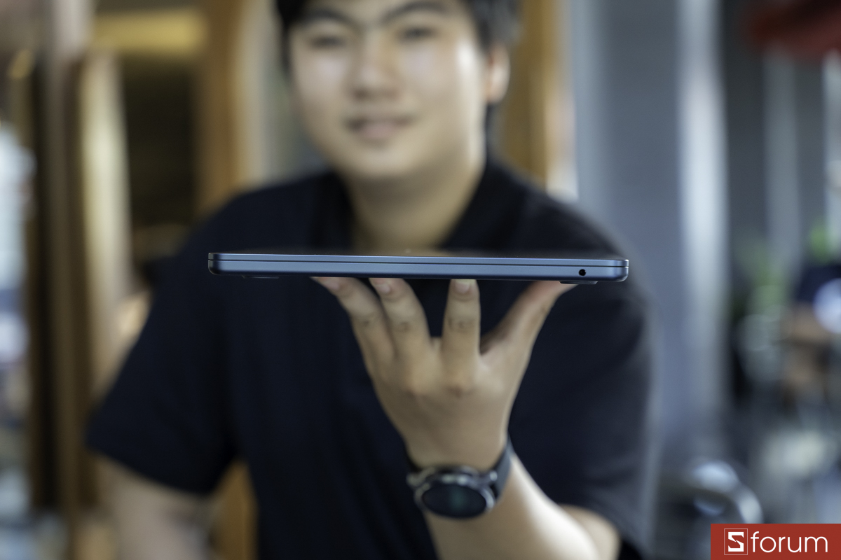 Cạnh phải MacBook Air M2