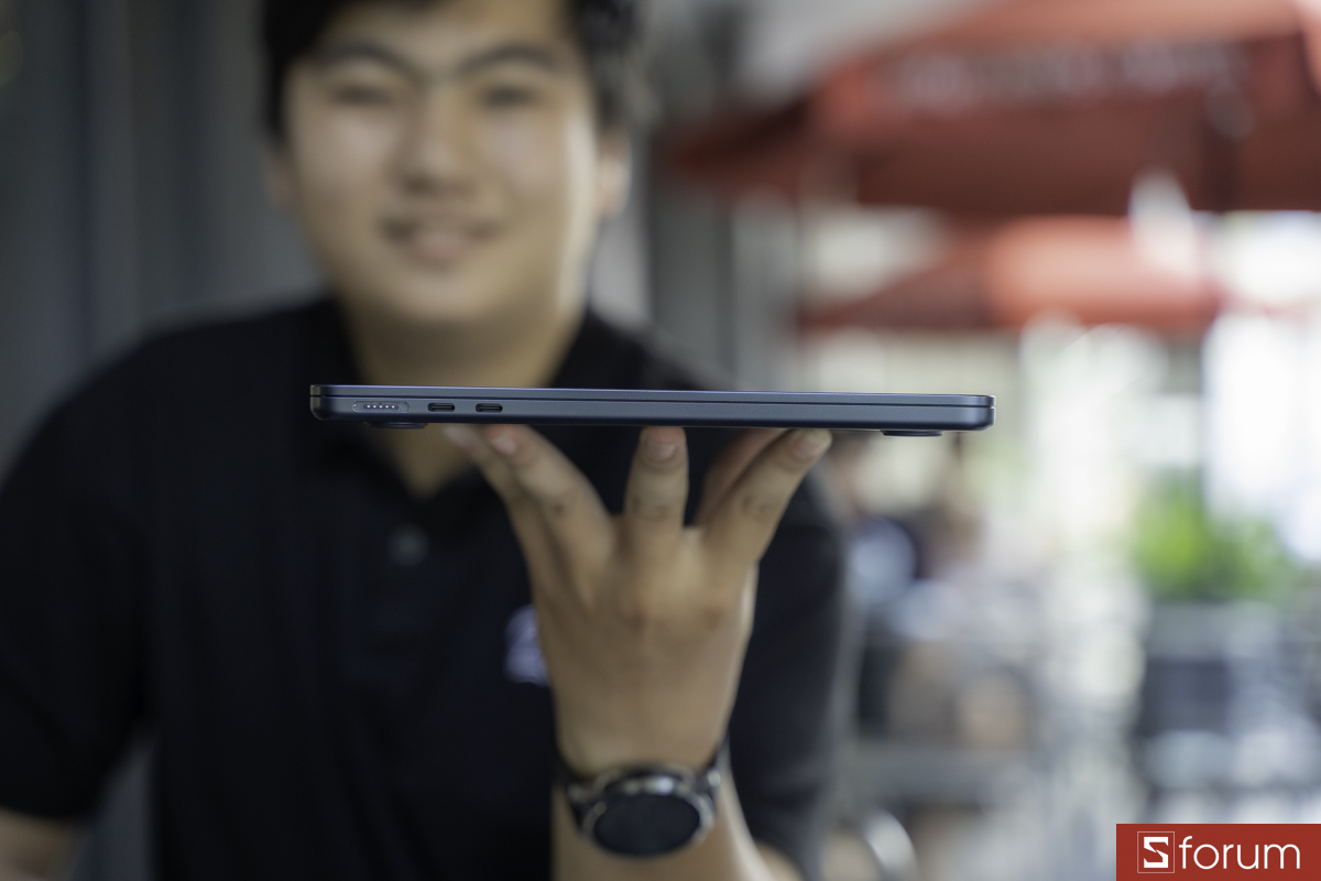 Cạnh trái MacBook Air M2