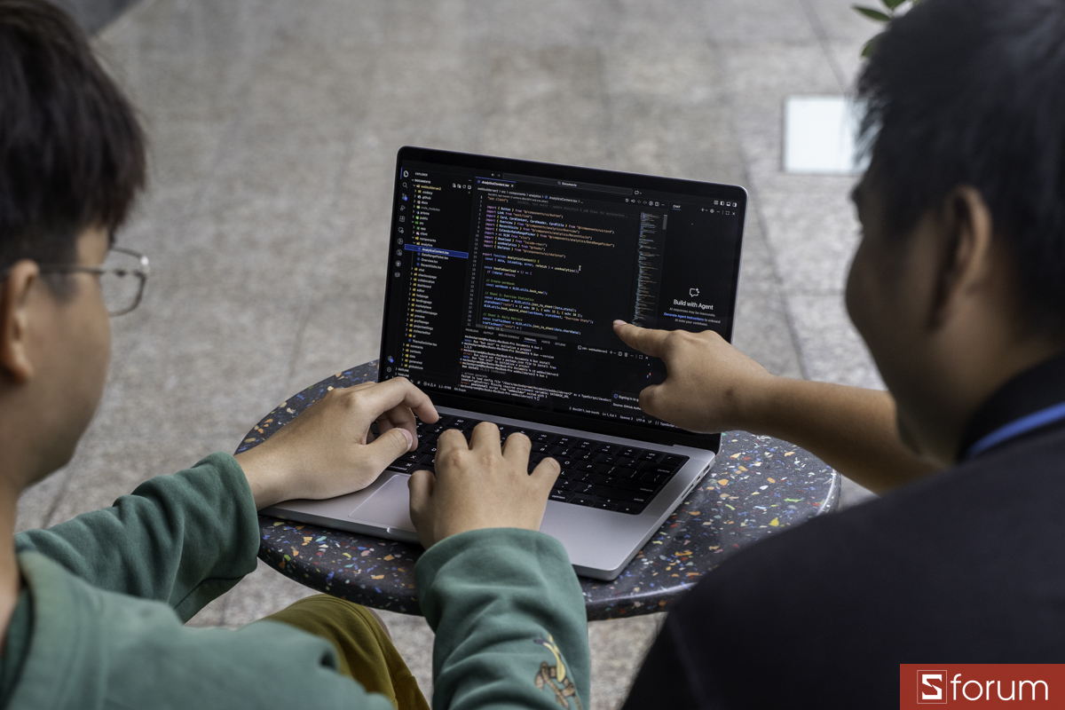 Làm việc trên MacBook Pro M4