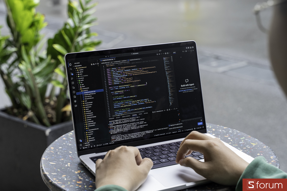 Làm việc trên MacBook Pro M4