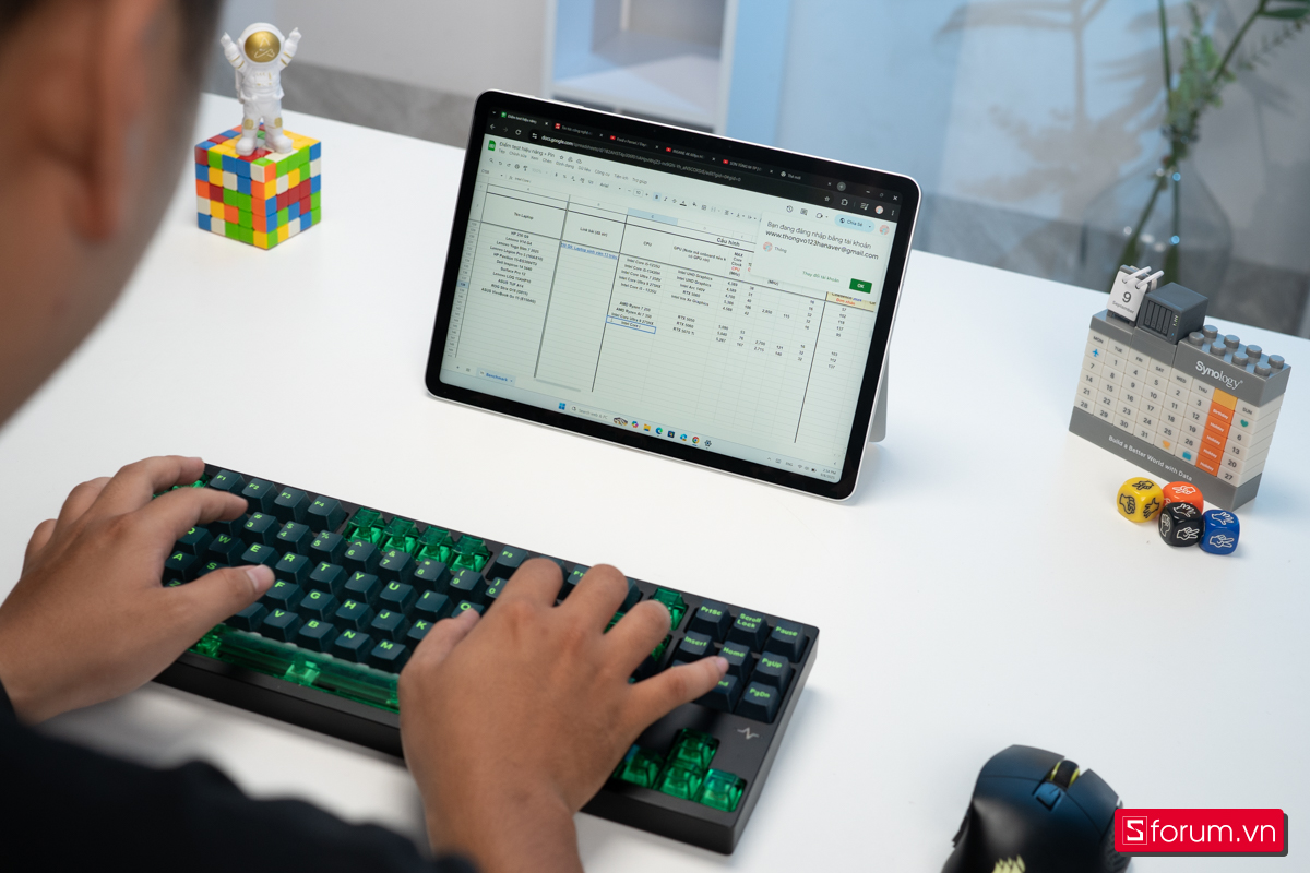 Làm việc trên Microsoft Surface Pro 12