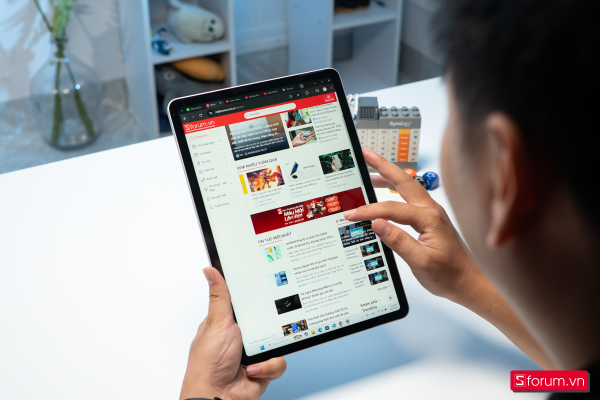 Cảm giác cầm nắm Microsoft Surface Pro 12