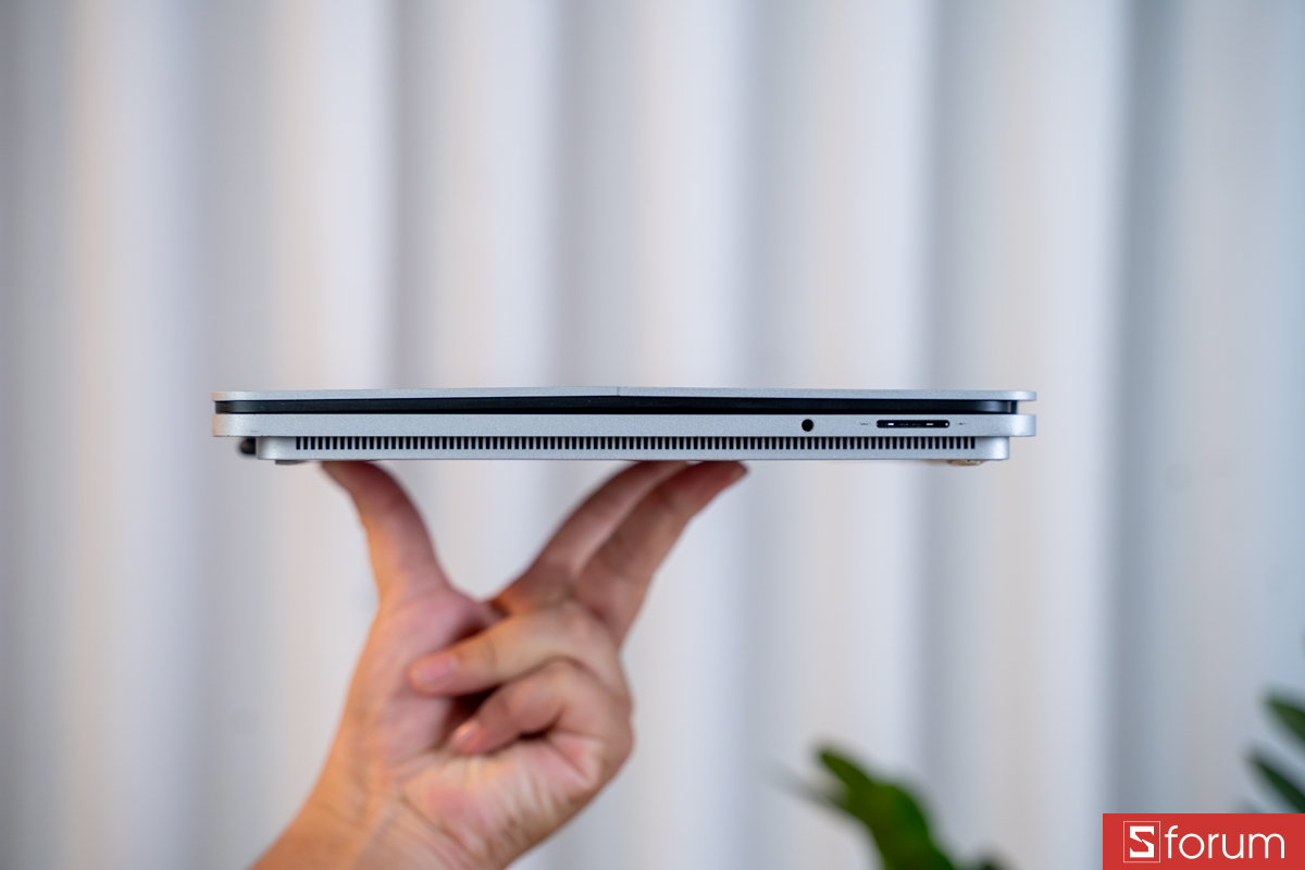Cạnh phải Microsoft Surface Studio 1