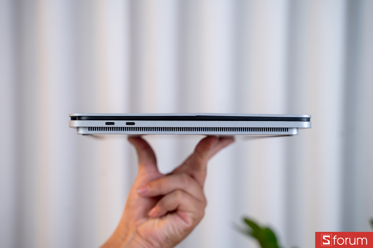 Cạnh trái Microsoft Surface Studio 1