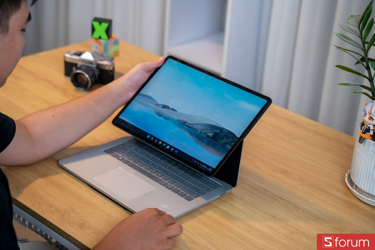 Thiết kế bản lề trên Microsoft Surface Studio 1